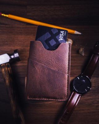 Pouzdro na karty 💳 a papírovky. Z kůže typu crazy horse. Není z koně a není bláznivá. Má v sobě ale olej, který se...