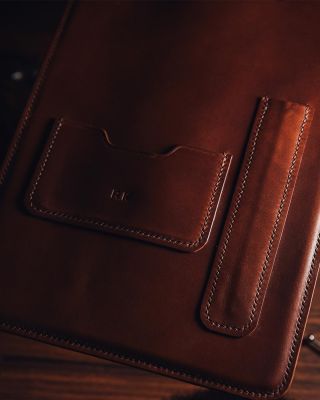 Věci od Jabka jsou stylový a s tak skvělým materiálem, jako je kůže, jdou skvěle dohromady. Obal na Ipad, stylus i vizitky...