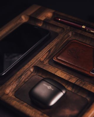 Máte rádi minimalismus, luxus a pořádek? Pak možná potřebujete tuhle dřevěnou misku vyloženou pravou kůží. Ořech a...