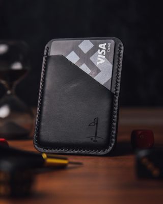 Černá ji zatraceně sluší. Jednoduchá, čistá. Žádný boule na zadku. To by byla na golfu ostuda. Pár karet a bankovka....