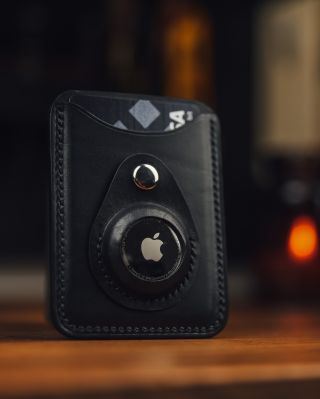 Jednoduchý design, tradiční materiál a moderní technologie - to je peněženka Vašek V2. K vytvoření "airtag kapsule" bylo...